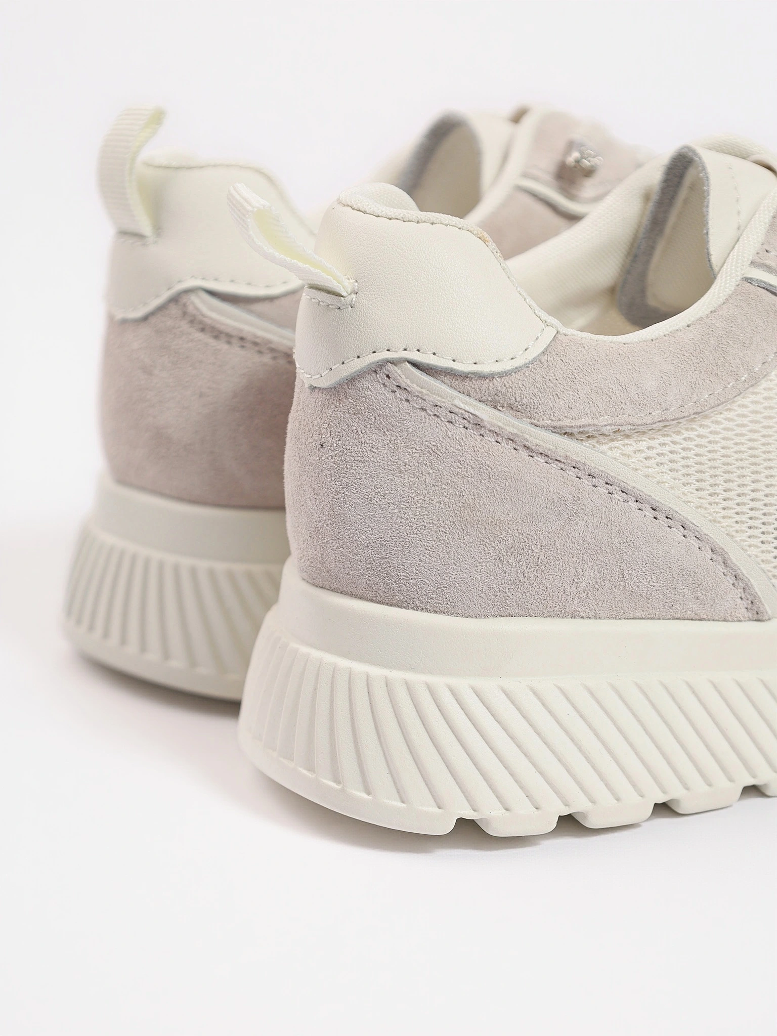 Кроссовки комбинированные белого цвета на низкой подошве